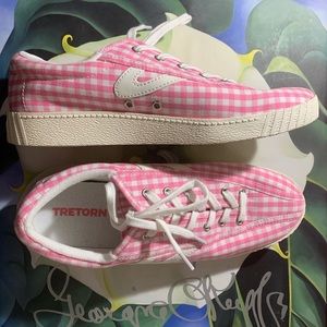 pink checkered tennis shoes